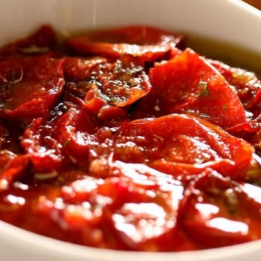 Sabor intenso, textura suculenta e aquele toque mediterrâneo!  Nossos tomates secos são cuidadosamente desidratados, preservando o sabor adocicado e marcante do fruto maduro. Ideais para saladas, sanduíches, tapiocas e massas, trazem um toque gourmet irresistível para qualquer refeição.  • Diferencial: tomates selecionados e desidratados lentamente, com azeite e ervas aromáticas. • Ideal para: quem busca sabor marcante e qualidade artesanal. • Alergênicos: pode conter traços de glúten.