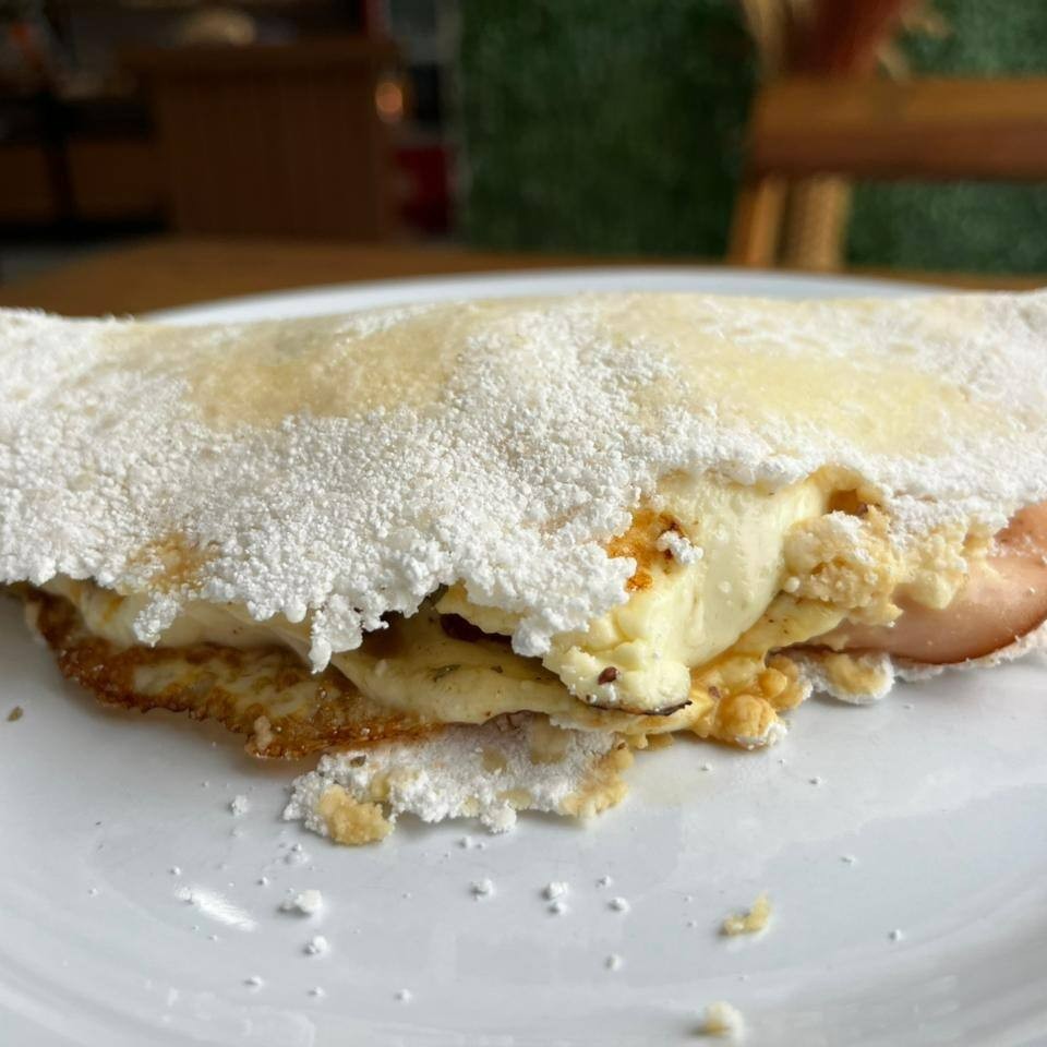 Deliciosa tapioca bem recheada de queijo minhas, peito de peru, tomate picado, ovo e orégano! A favorita da loja!