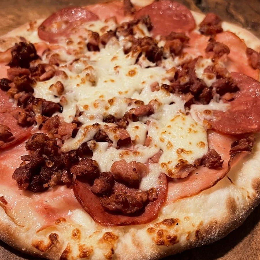 Mussarela, bacon em cubos, rodelas de calabresa e lombo canadense.