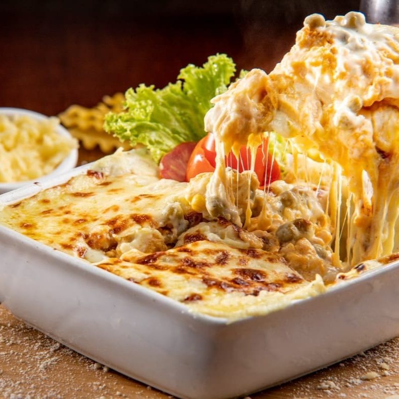 - massa artesanal, molho branco, frango, muçarela, milho e ervilha (os ingredientes não podem ser retirados)