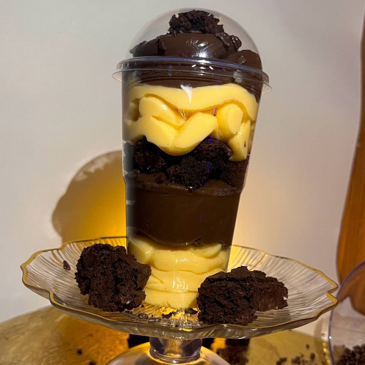 Camadas de brigadeiro 50% com mousse de maracuja e brownie em cubos.