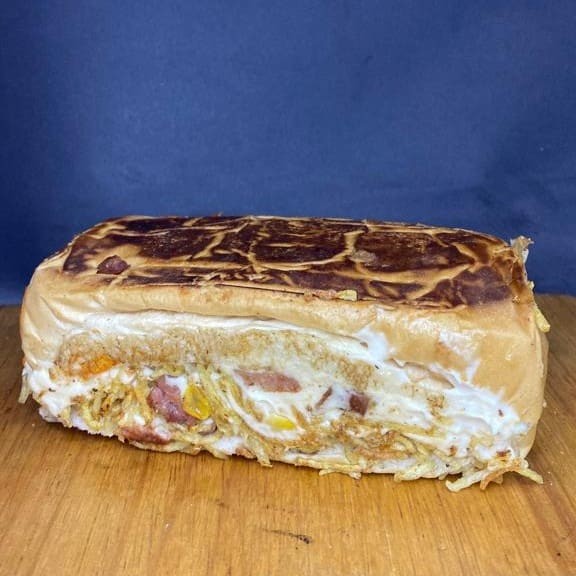 Todos acompanham: salsicha ou linguiça, milho, ervilha, maionese, mostarda e batata palha.