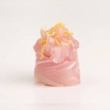 Enrolado de peixe branco com arroz, cream cheese e finalizado com tartar de peixe branco com raspas de limão siciliano.

Delicado e refrescante, este enrolado traz arroz temperado envolto por fatias suaves de peixe branco e o toque cremoso do cream cheese. Finalizado com um tartar especial de peixe branco, realçado pelas raspas aromáticas de limão siciliano, que conferem um sabor cítrico e vibrante, tornando cada mordida uma experiência leve e sofisticada.