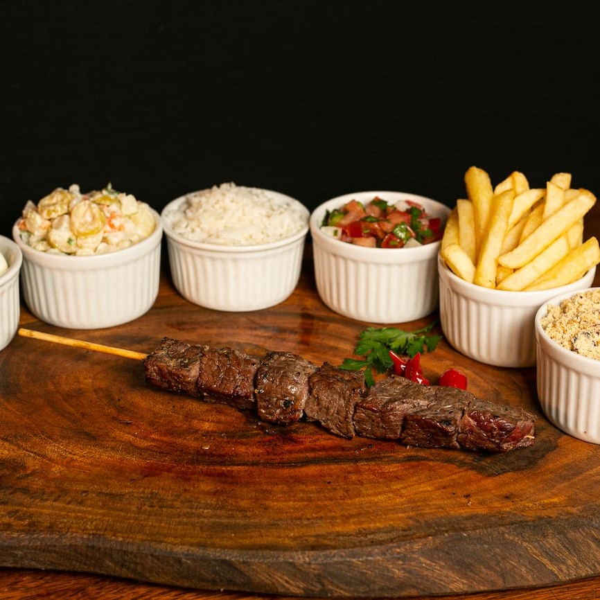 1 Espetinho a sua escolha , arroz , molho á campanha, farofa, ovo de codorna, batata frita e salada a sua escolha. Informe o ponto ideal do seu espeto. + Coca Cola Lata 350ml