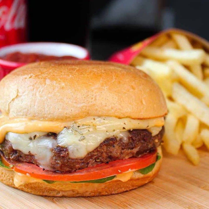 Blend super saboroso da Maju de 130g, muçarela, orégano, alface, tomate e molho da casa. + coca lata de 350 ml + batata frita P