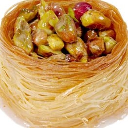 Macarrão árabe-kneff, pistaches inteiros e calda.