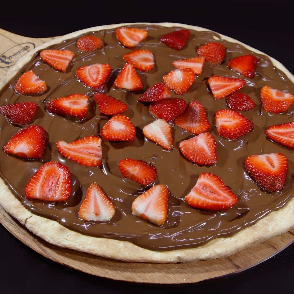 Também conhecida como Sensação, combinação mais que perfeita de uma massa fina e saborosa, chocolate ao leite, morango fatiado e leite condensado. É a verdadeira sobremesa dos deuses.