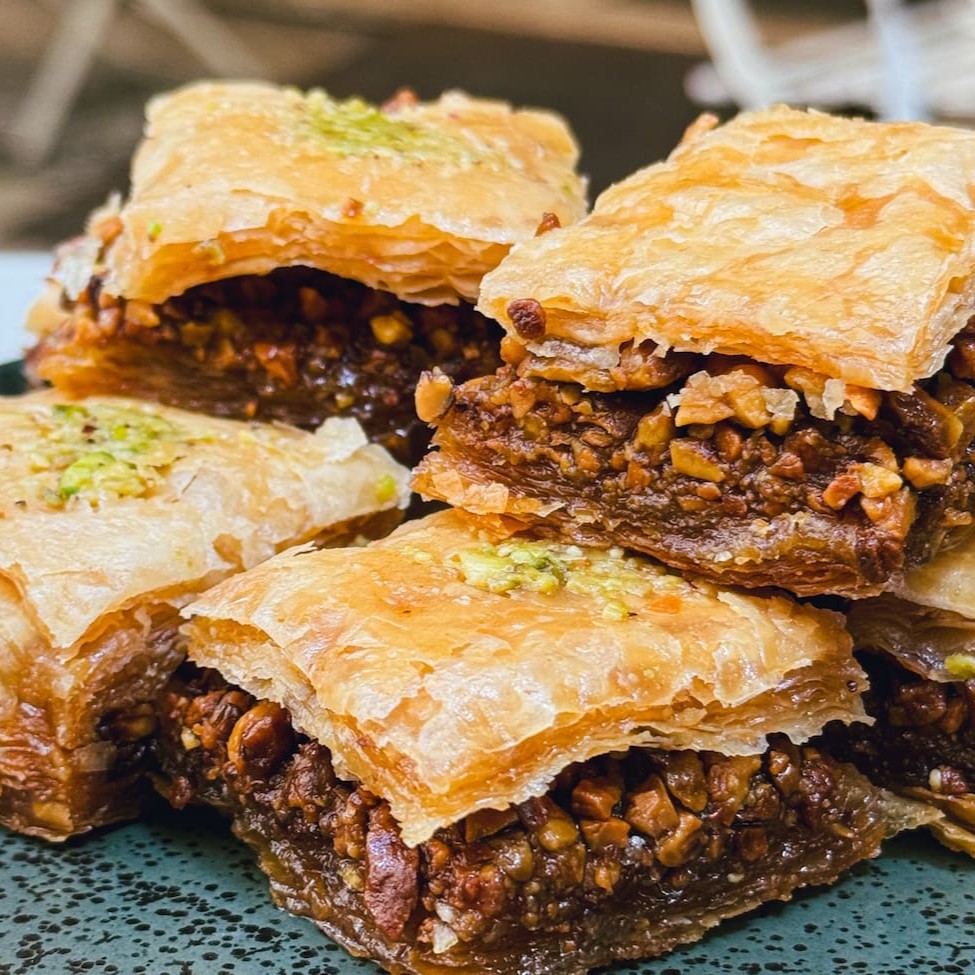 Massa folhada fininha, crocante e delicada com recheio de pistache e calda de flor de laranjeira. Tamanho médio. 4 unidades