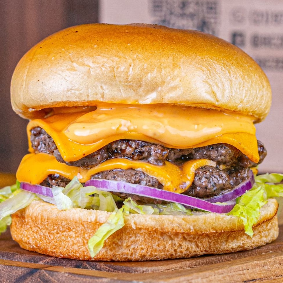 Pão brioche, 2 carnes artesanais 80g, cheddar fatiado, cebola roxa, alface americano, molho americano e maionese especial Lanches saborosos e quentinhos preparados com todo o capricho para atender a sua fome. _ _#Hamburguer #Xis #Hotdog #Cachorroquente #pernil #calabresa #Bauru #Frango #Carne #Combo