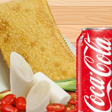 Um combo com um pastéis de Palmito picado, Cebola picada, tomate, azeitona e requeijão + 01 Coca-Cola geladinha é uma ótima opção para matar a fome com sabor e qualidade. Você leva um pastel grandes e bem recheado, feitos na hora com massa fresca e crocante além de aproveitar de uma Coca-Cola geladinha e refrescante. Peça já!