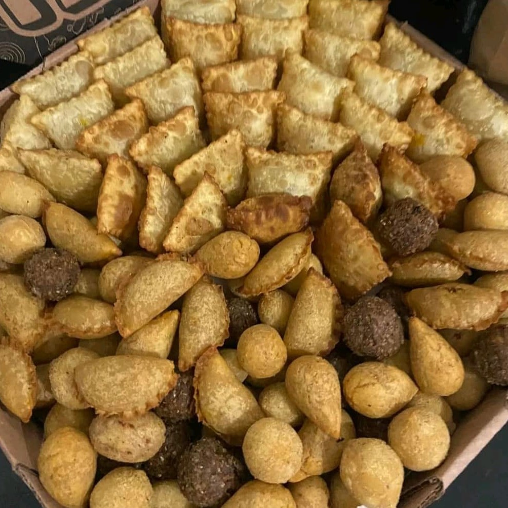 25 pastel + 25 salgadinhos sortidos super saborosos.