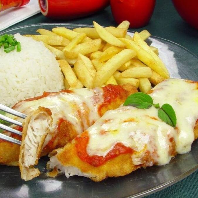 Filé de peixe empanado coberto com nosso sugo artesanal e finalizado com queijo premium gratinado. Acompanha arroz branco soltinho e batata crocante. Tudo vai separadinho! Uma combinação leve e irresistível.