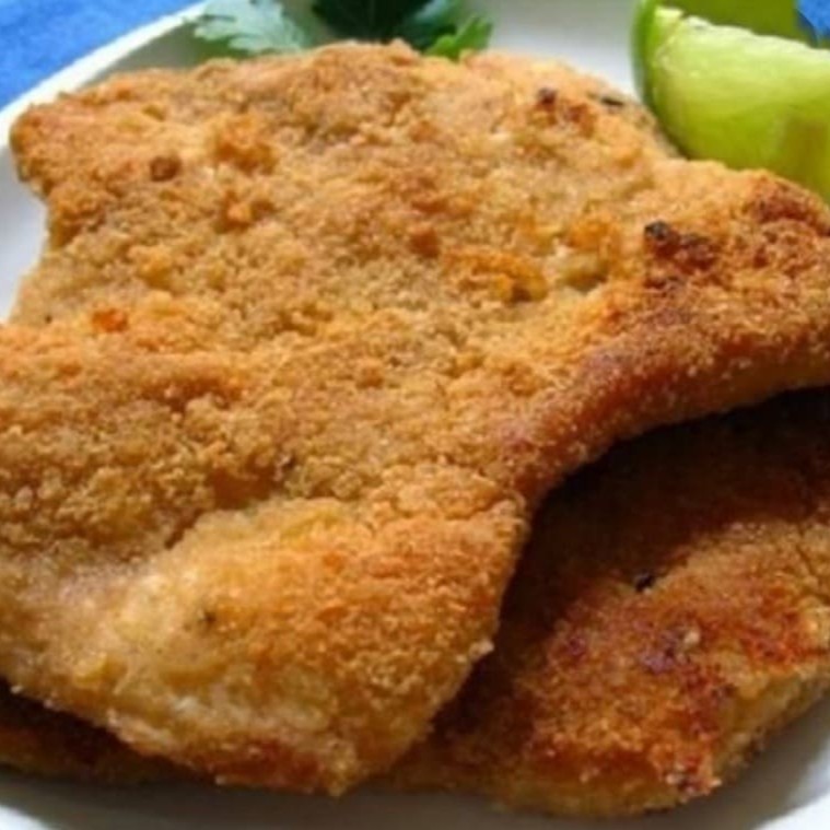 Delicioso bife empanado. Acompanhamentos: arroz, feijão, macarrão,  farofa, fritas e salada verde.