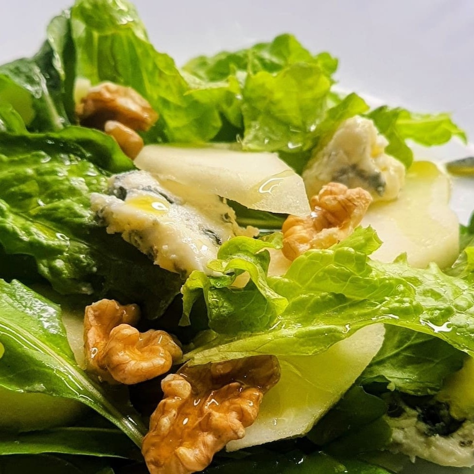 Apresentamos a nossa salada com pêra, nozes e queijo gorgonzola, um dos pratos mais pedidos em nosso menu. Saboreie uma deliciosa salada verde, meticulosamente preparada com pêras frescas e suculentas. A combinação perfeita do sabor doce da pêra com a intensidade do queijo gorgonzola, cria um equilíbrio perfeito de sabores. As nozes adicionam uma crocância irresistível, elevando ainda mais a experiência gastronômica. Uma salada leve, nutritiva e absolutamente deliciosa, perfeita para um jantar sofisticado ou um almoço saudável.