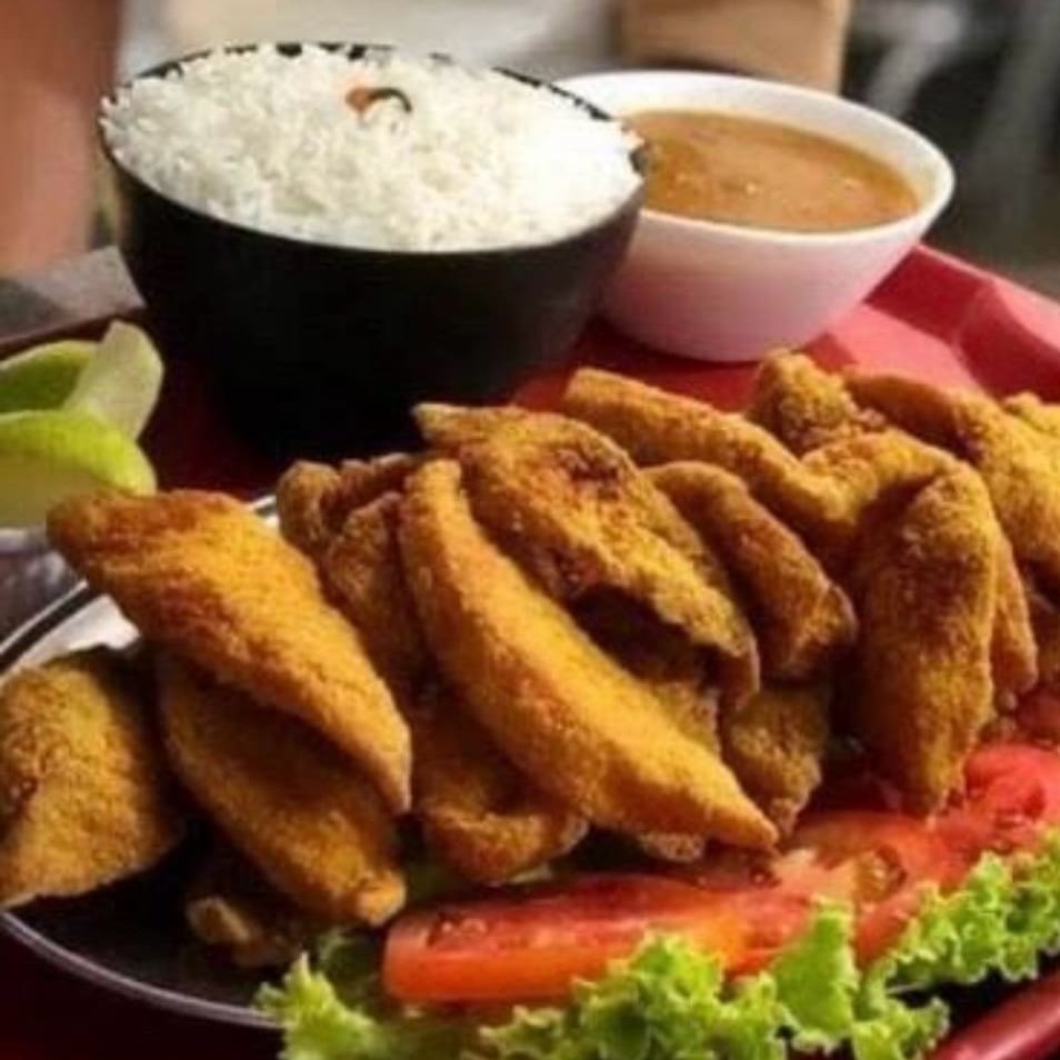 Arroz, pirão e salada de alface, tomate e cebola