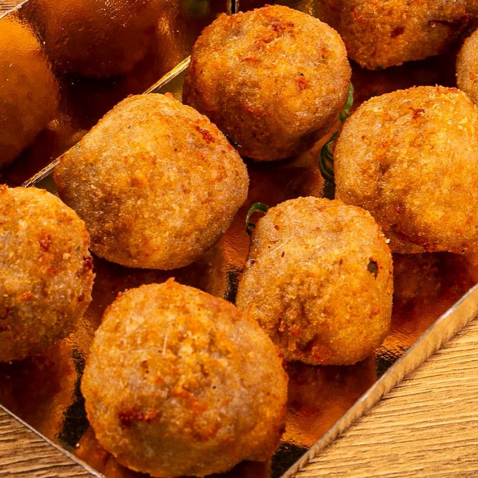 Bolinhos empanados de peixe com cream cheese Acompanhando molho de agridoce ! Fazemos tudo com amor e carinho!