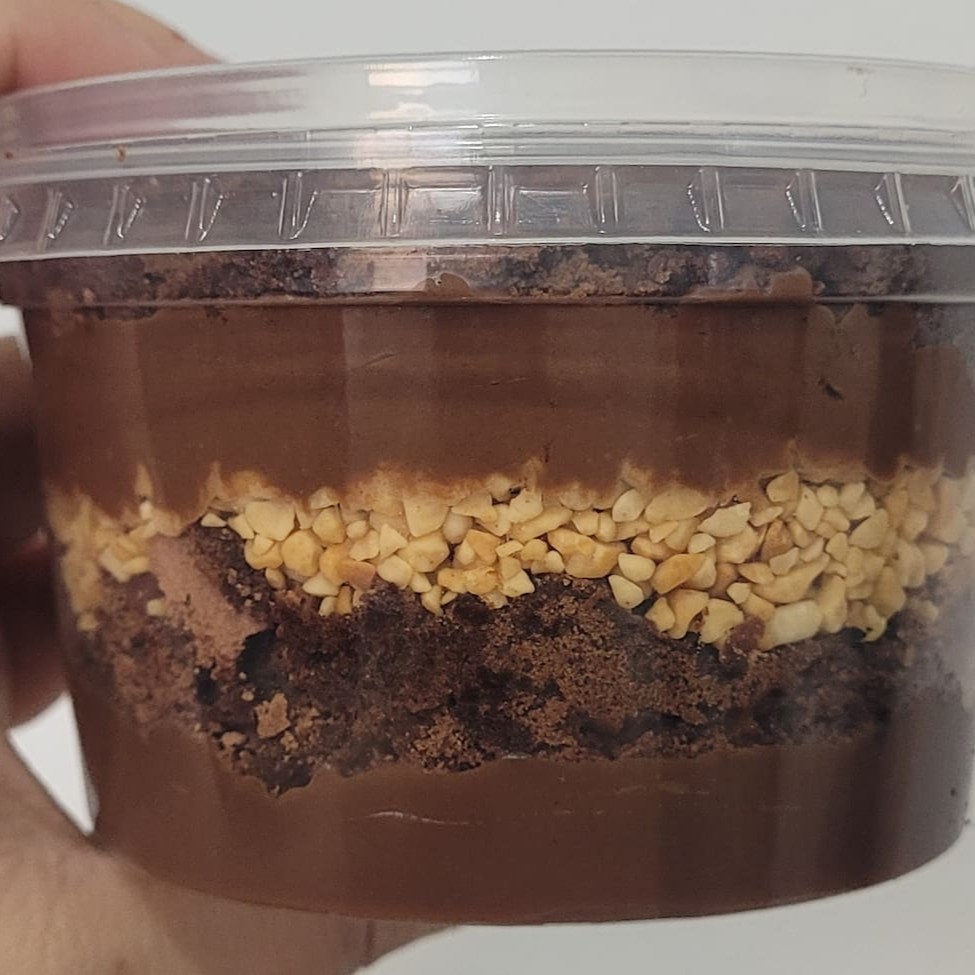 Nosso brownie chocolatudo, brigadeiro cremoso, amendoim e Nutella ficam uma combinação sensacional