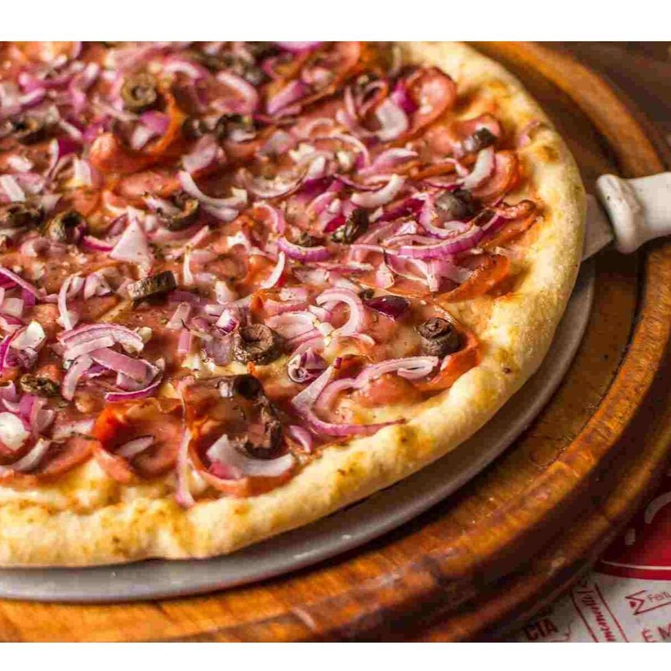 Molho de tomate, mussarela, calabresa, cebola roxa, azeitona preta e orégano.