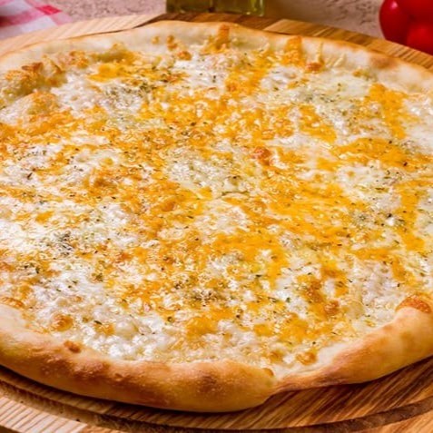 A 'Pizza 4 Queijos' é uma deliciosa criação de nossa cozinha, feita com uma massa artesanal que passa por uma fermentação cuidadosa de 48 horas, garantindo uma textura leve e um sabor inconfundível. Sua base é generosamente coberta com um rico molho de tomate caseiro, que realça os sabores dos quatro queijos que a compõem. A suave muçarela, o distinto gorgonzola, o cremoso requeijão e o robusto provolone se fundem em perfeita harmonia, criando uma combinação irresistível. Com um diâmetro de 30 cm e dividida em 8 fatias generosas, esta pizza é perfeita para compartilhar ou para desfrutar sozinho. Uma verdadeira celebração do sabor!