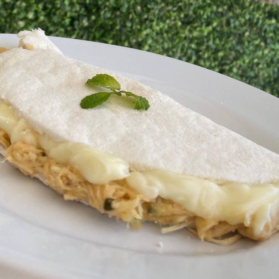 Experimente nossa deliciosa tapioca recheada com frango desfiado bem temperado e requeijão de qualidade.