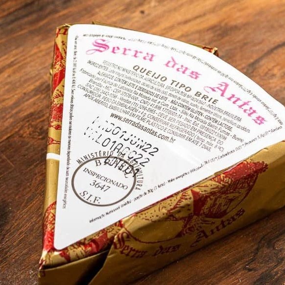 Originário da França, o Brie é um renomado queijo de leite de vaca da região da Ilha de França, maturado por 2 semanas. De textura aveludada, cremosa e suave, tem uma cor amarela palha e uma casca coberta por mofos brancos, às vezes amarelados. Com sabor suave, amanteigado e levemente doce, é um queijo muito aromático e rico