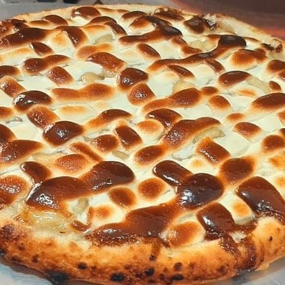 Essa é a queridinha de nosso Clientes a Magnifica Banana Nevada. Diz a lenda: Que quem come se Apaixona! Ela Leva Creme de leite, Banana caramelada com açúcar e canela, e cobertura de chocolate branco gratinado Brotão (25cm)