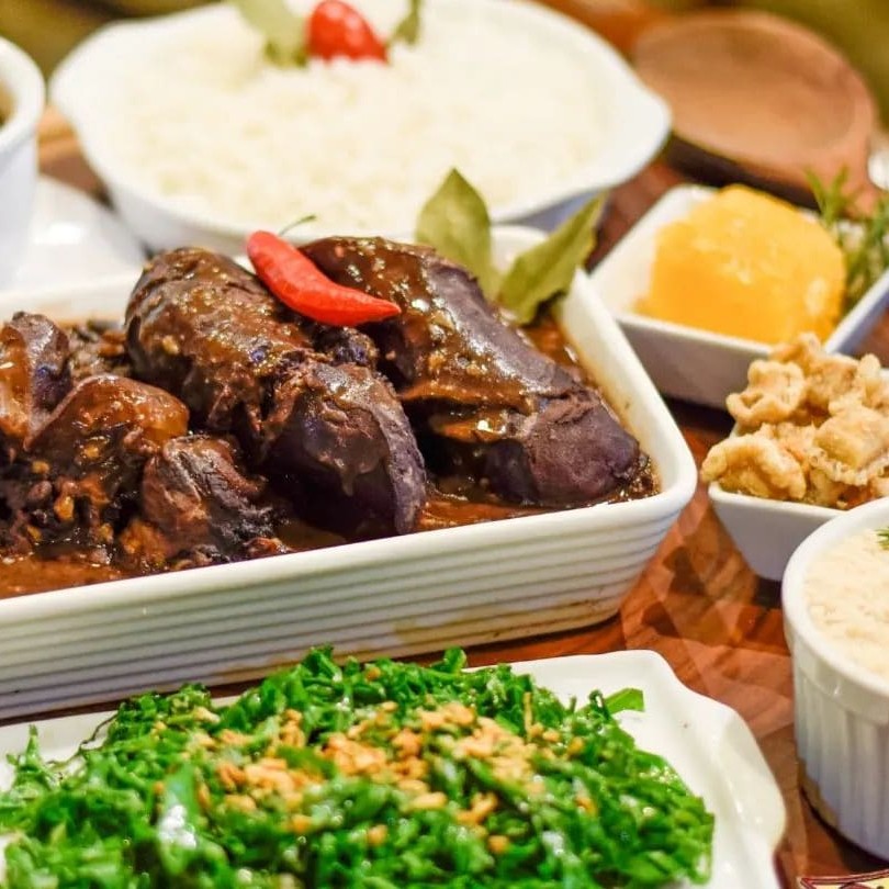 Feijão, carnes salgadas diversas, linguiça, torresmo, arroz, couve ao alho, laranja. tempo de preparo de 40 minutos.