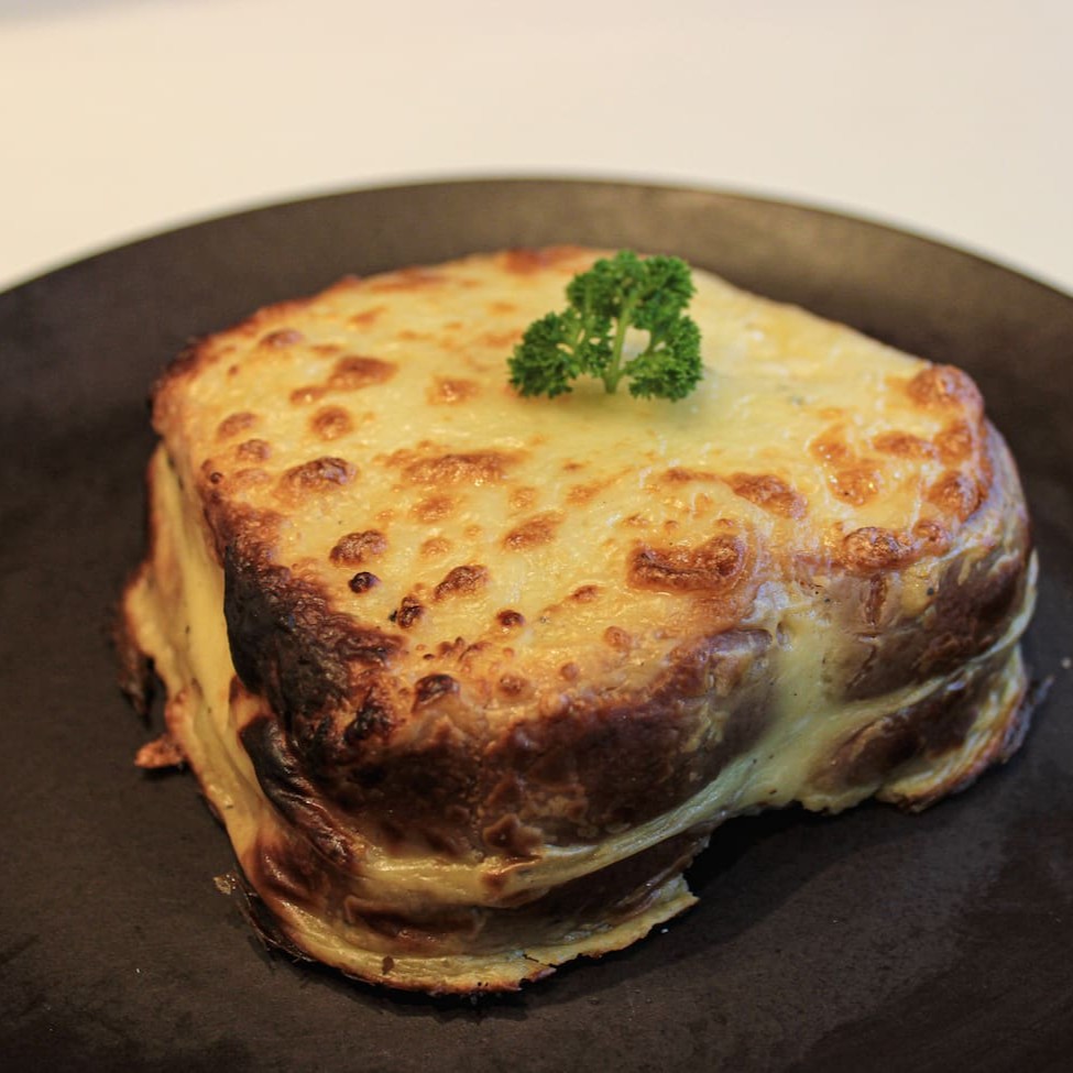 Inspirado no Original croque monsieur, a nossa receita é com sanduíche feito no pão de brioche coberto com molho bechamel, queijo e presunto gratinado no forno.