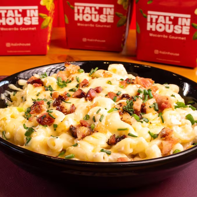 Frango desfiado ao molho bechamel, com milho-verde e pedacinhos de bacon. Finalizado com mussarela derretida, requeijão cremoso, mais bacon e cebolinha fresca. Combina perfeitamente com nossas massas e nhoques. Finalizado com queijo e cebolinha. (aprox. 800g)