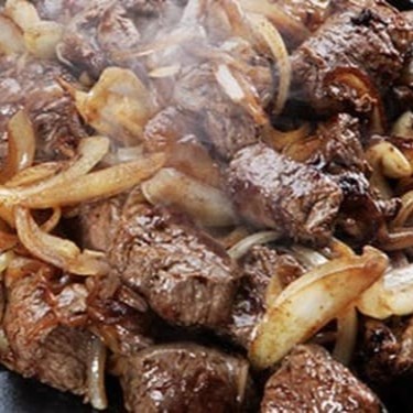 Espetacular cubinhos de carne acebolado com ovo frito   por cima acompanhado de arroz, feijáo farofa+um acompanhamento a sua escolha(feijãoe farofa vai separado) escolha seu acompanhamento