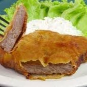 Arroz ou macarrão feijão farofa purê de batata ou batata frita  salada  bife a milanesa