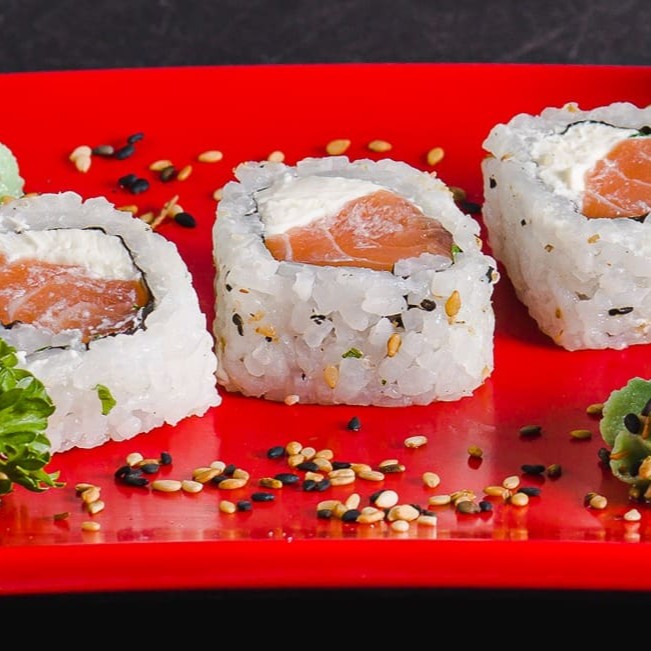 Arroz, salmão e cream cheese