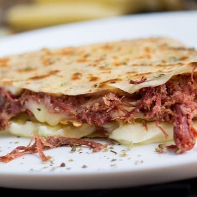 Crepe de massa caseira, super recheado com carne seca do dianteiro desfiada, mais 1 queijo e 5 acompanhamentos de sua preferência!  #acai #crepe #tapioca #salada #natural #fit #lowcarb #jardimcrepetapioca #lanche #francesa #crepesalgado #crepedoce #tapiocasalgada #tapiocadoce #Catupiry #frango #carneseca #costelabovina #camarão #salmão #salame #presunto #calabresa #peitodeperu #docedeleite #Nutella #romeuejulieta #chocolate #kinderbueno #Milka #nestle #lacta #pizza #hamburguer #artesanal