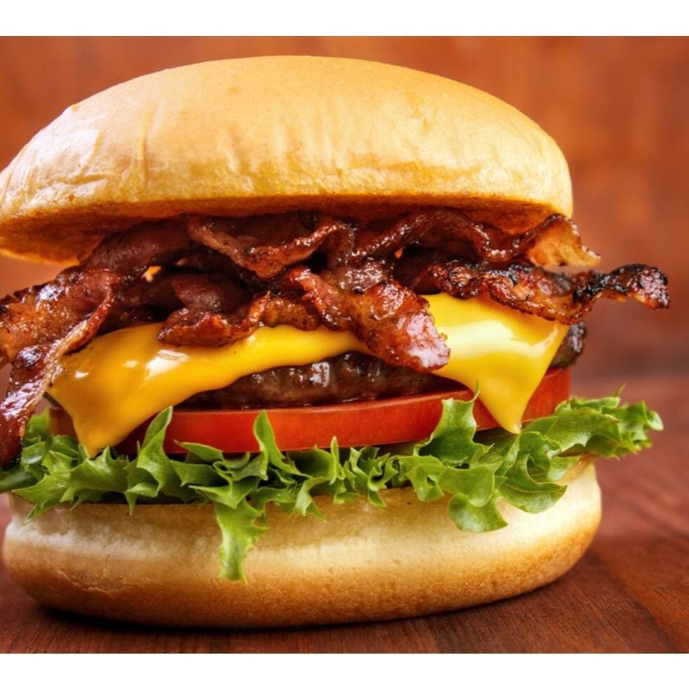 Pão, carne, queijo, presunto, ovo, bacon, cheddar, salada e batata