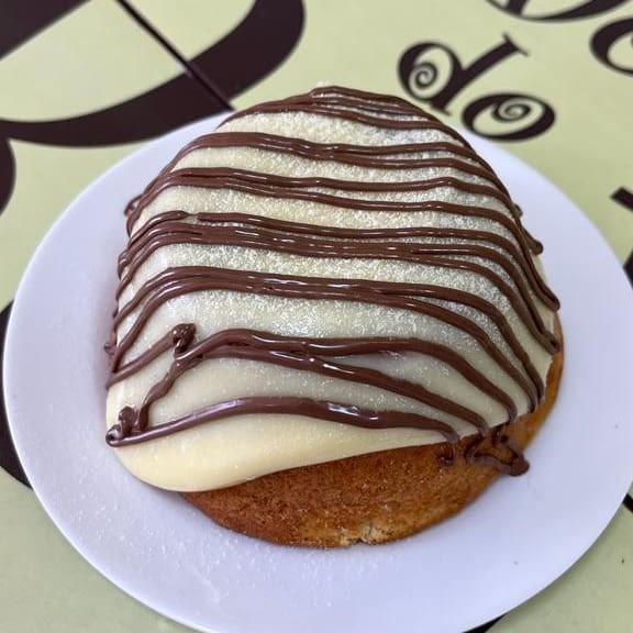 Bolo de leite Ninho, recheado com Nutella, cobertura de brigadeiro de leite Ninho, leite em pó polvilhado e mais Nutella. Aproximadamente 300 gr.