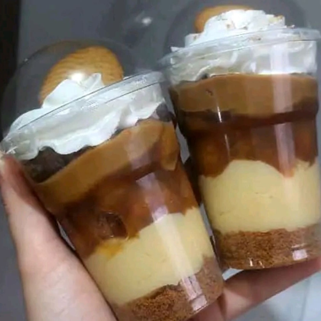 Farofinha de biscoito crocante, brigadeiro de Ninho, banana caramelizada doce de leite e chantilly..