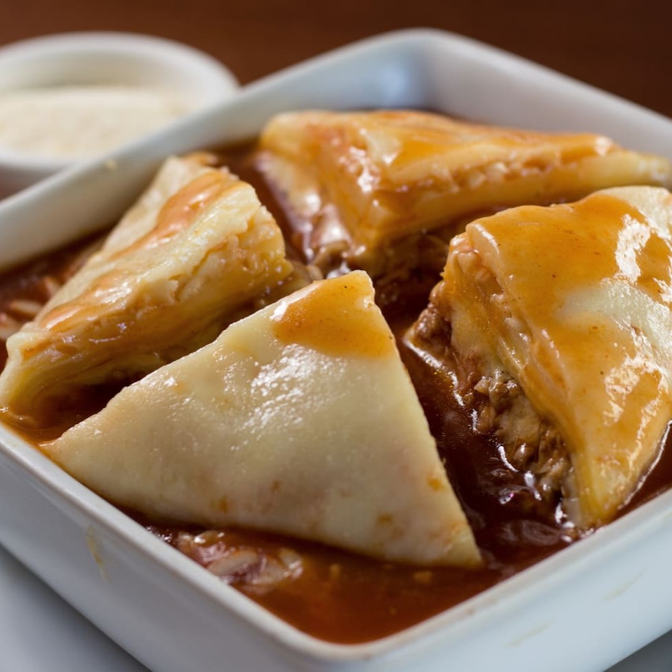 - massa artesanal, molho de tomate, presunto, muçarela e carne moída.