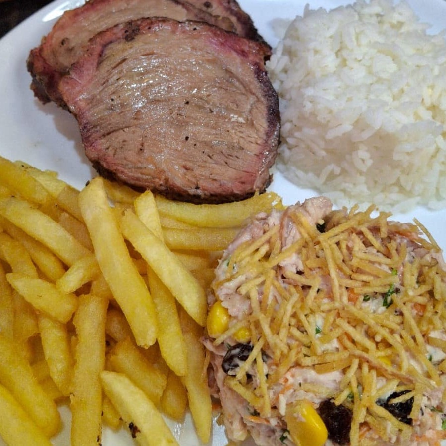 Nosso irresistível cupim grill (180g) defumado por 5 horas na lenha frutífera, Acompanhando nosso delicioso salpicão com frango defumado, arroz fresquinho.  E para dar mais sabor escolha o seu acompanhamento