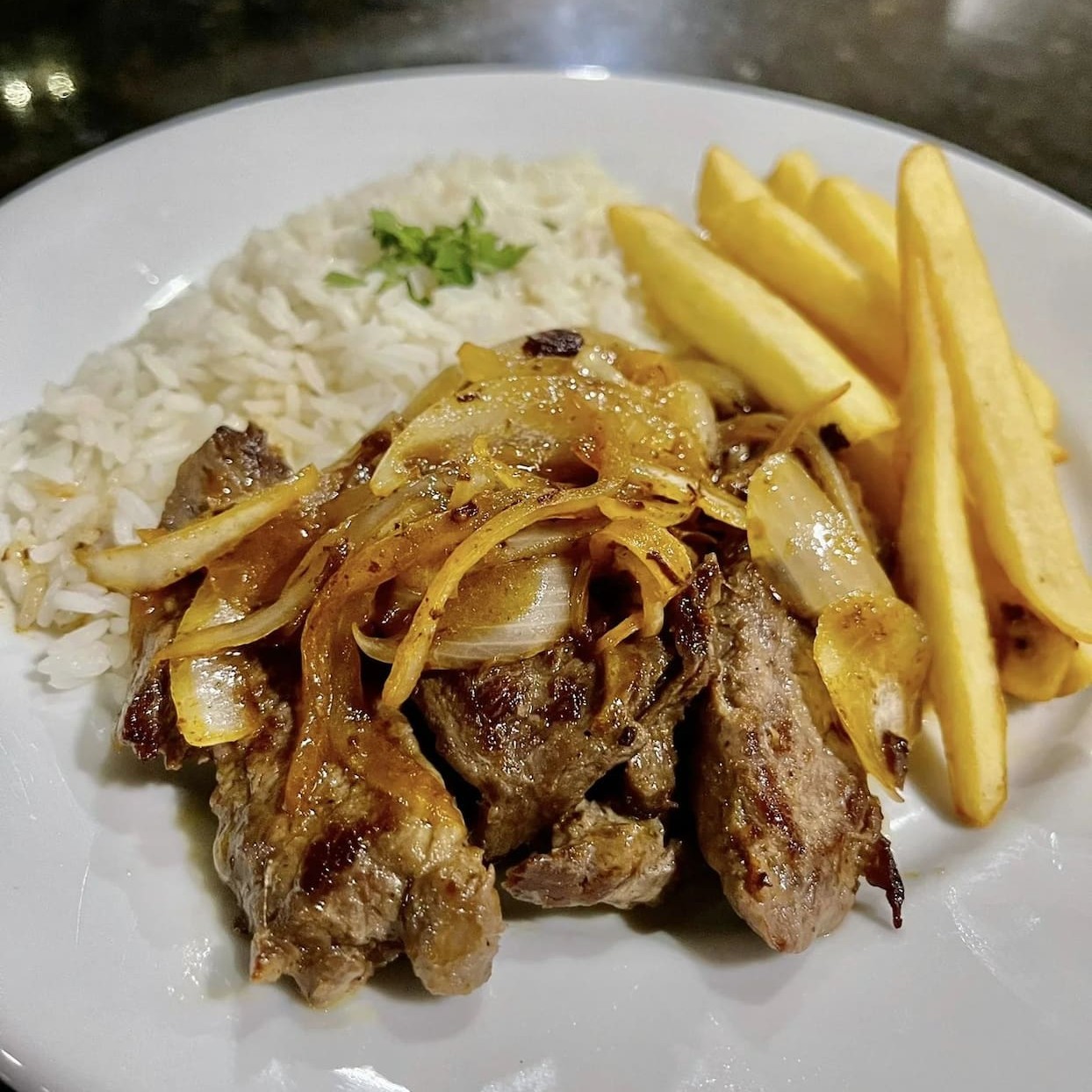 Tiras de alcatra acebolada, macias e suculentas, acompanhadas de arroz soltinho, feijão temperado e batata frita crocante. Uma porção caprichada de 750 ml para matar a fome com muito sabor!
