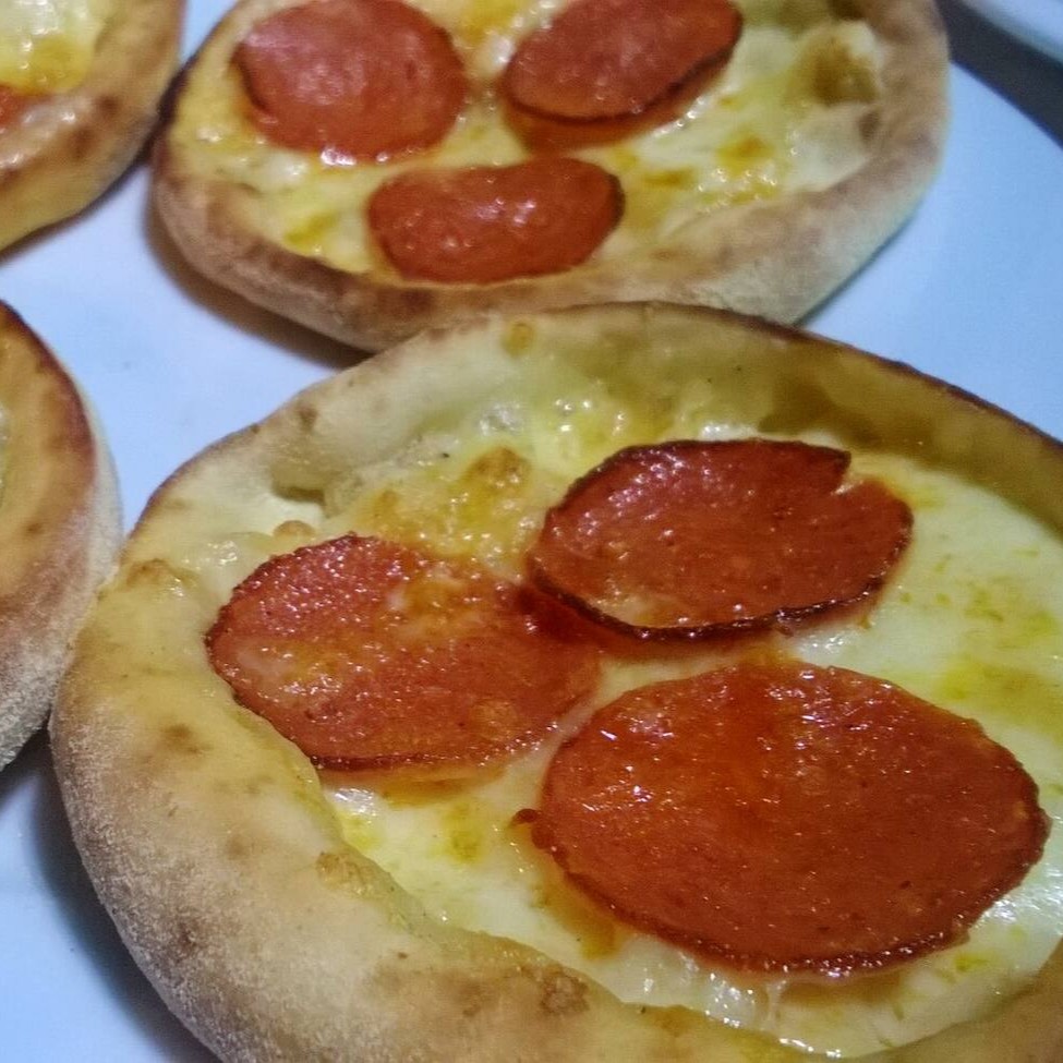 Massa especial coberta com queijo e pepperoni