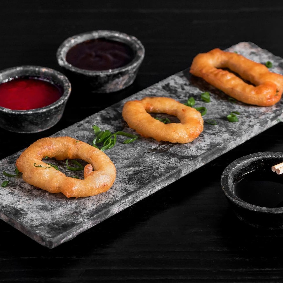 Anéis de lula temperada e empanada.