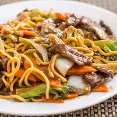 Carne, camarão e frango

Nosso Yakisoba misto reúne o melhor das proteínas: carne macia, camarões frescos e frango suculento, combinados com legumes frescos e macarrão cozido no ponto ideal. Tudo envolvido em um molho especial que harmoniza perfeitamente cada sabor, trazendo uma refeição completa, rica em texturas e aromas. Uma escolha perfeita para quem quer variedade e sabor em um só prato.