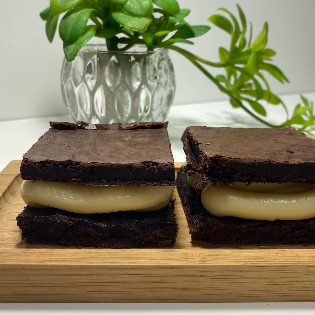 Delicioso brownie, feito com chocolate nobre e recheado com um delicioso brigadeiro de Leite Ninho e Nutella. Se aquecer 10 segundos no micro ondas a experiência fica ainda melhor! Tamanho 6x6 Peso médio: 100g promoção , cupom , oferta , morango , sobremesa , red velvet , banoffe , pudim , doce de leite , Dia dos namorados , festa junina , bolo gelado , Ninho , trufado , cone , café , frete grátis , presente , coxinha , gostoso , preço baixo , combo , promo , Doces , bolos , brigadeiro , docinhos , bolo vulcão , aniversario , coco , bolo de pote , gelado , chocolate , Pipoca gourmet , biscoito amanteigado, empada , frango , pistache , frutas vermelhas , geleia , coca , refri , combo , salgado , mousse , entrega rápida , grátis , 0800 , desconto , almoço barato , Nutella , brownie recheado , lanche barato , afogadinho , empada , cookies , cookie recheado , cookie americano , fatia recheada