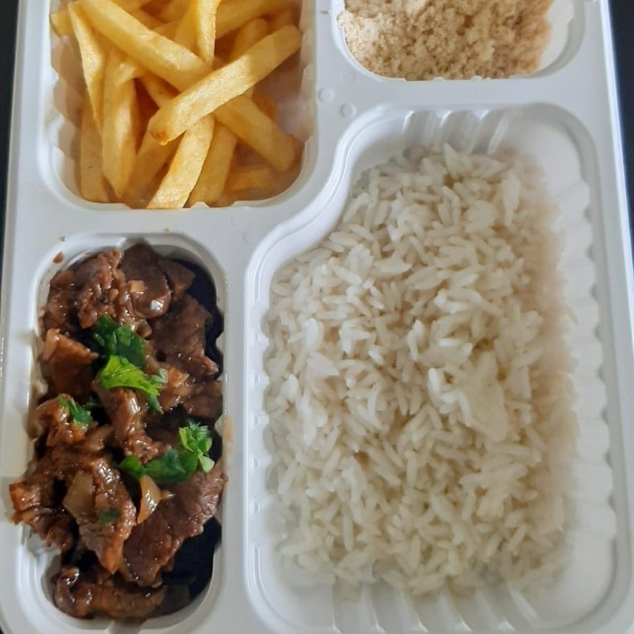 Acompanha arroz, feijão, farofa, batata frita ou outros acompanhamentos.