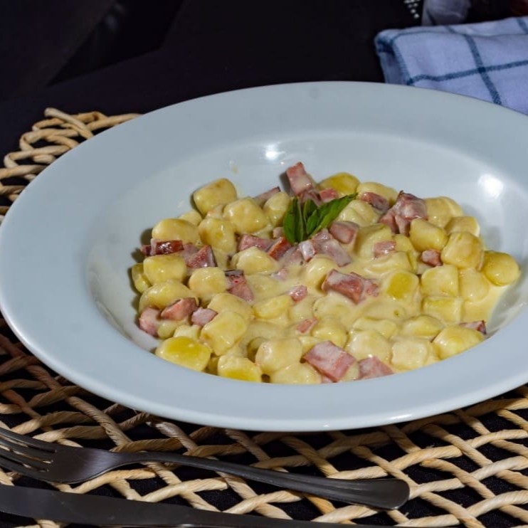 200g de nhoque de batata + 8 ingredientes da sua escolha + 2 conchas do molho da sua preferência