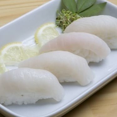 Peixe branco sobre o arroz