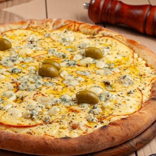 Mussarela, gorgonzola, queijo minas e e o sabor marcante do provolone derretido