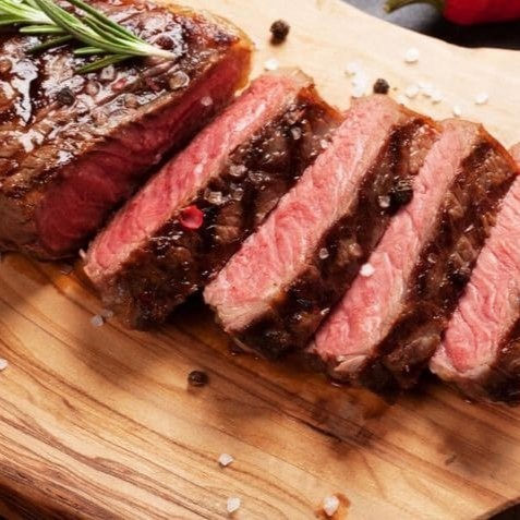 Ancho Executivo 200g – Corte marmorado e saboroso. Acompanha dois acompanhamentos cortesia à sua escolha, proporcionando uma refeição saborosa e sofisticada. Embalagem com divisórias que pode ir ao freezer e ao micro-ondas com segurança e praticidade.