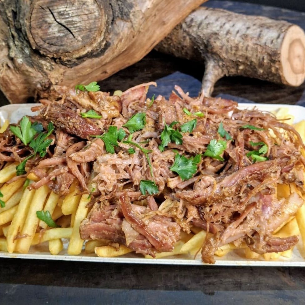 Batata frita (500g) + Pulled pork rib- Costela suína desfiada, defumada por 6 hs no dry rub da casa.  *Todas as porções tem direito a 1 molho da casa.