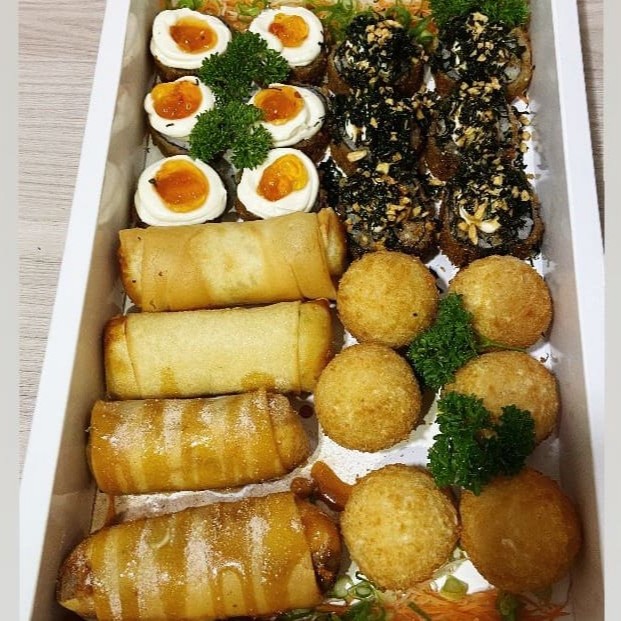 Combinado Seiko Premium Hot (22 peças)  6 Hots Cubo 6 Hots com Geleia de Pimenta 6 Hots Crispy 2 Harumakis de Frango 2 Harumakis Banana Nevada